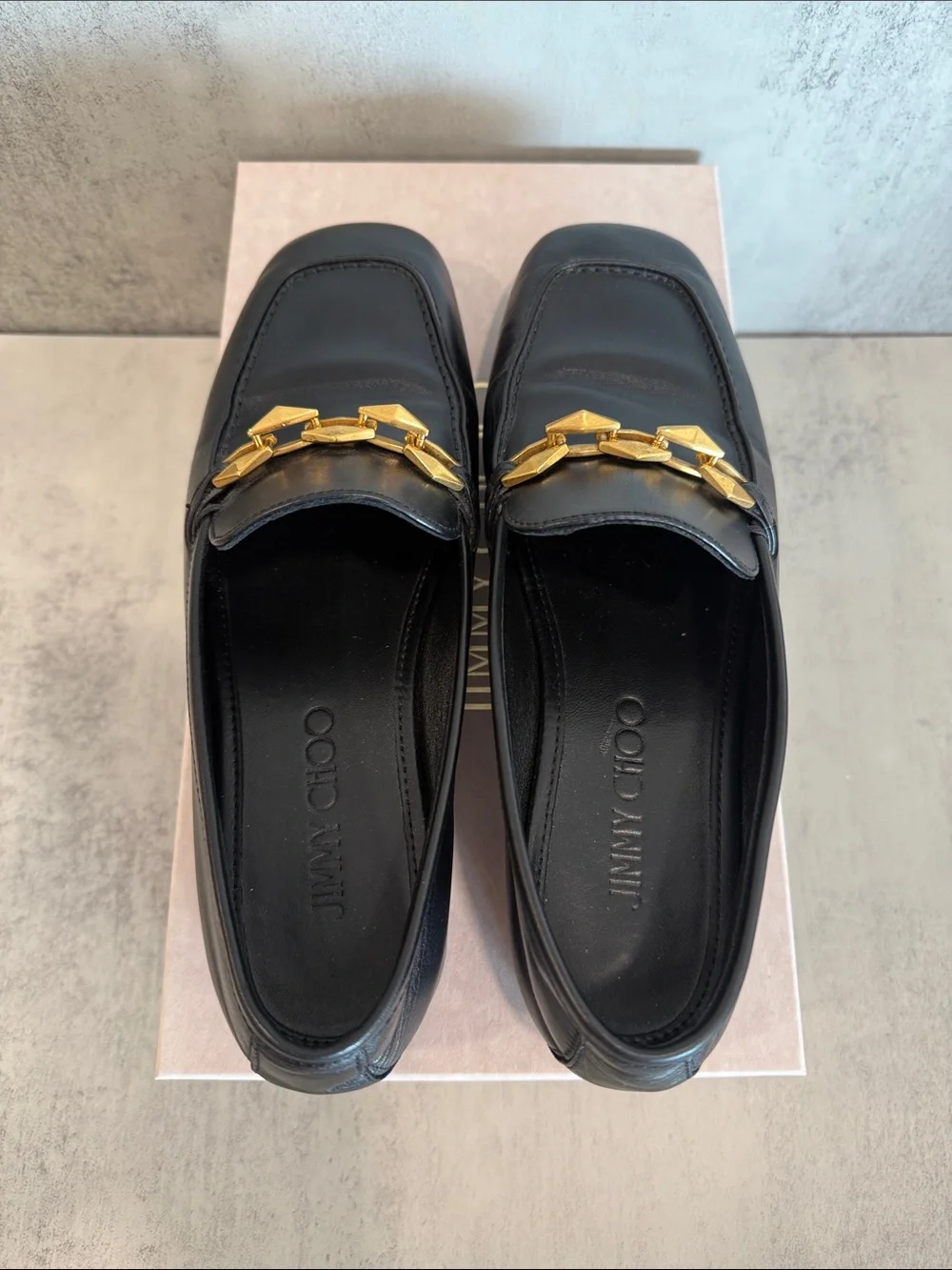 Classic Black Leather Men’s Loafers with Gold Chain Accent